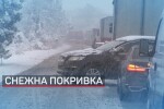 Закъсали в снега: Аварирали камиони затрудниха движението при първата снежна покривка