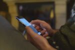 Непълнолетни в платформи за възрастни: Все по-малки деца попадат в сайтове с голи снимки
