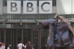 Скандалът в Би Би Си не стихва: Оставки, заплахи и съд