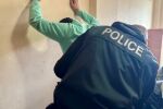 Задържаха сърбин с 12 нелегални мигранти край българската граница