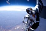 Феликс Баумгартнер скочи успешно от ръба на Космоса