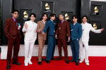 Звездите от корейската супергрупа BTS отиват в казарма