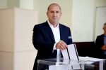 Румен Радев гласува: Различни партии се надпреварват да ми орязват правомощията