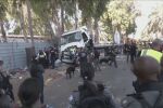 Камион се вряза в автобусна спирка пред военна база в Израел, десетки са ранени (ВИДЕО)