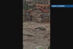 Водата отнася автомобили в морето: Неофициално има сигнал за двама души в завлечена кола