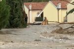 Водата отнесе багерист във вилното селище 