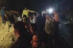 Свлачище затрупа автобус, най-малко 15 са загиналите (ВИДЕО)