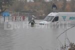 Пожарникари в Русе спасиха бедстващ мъж върху потопен микробус (ВИДЕО)