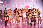 Victoria’s Secret 2025: Блясък, носталгия и нови лица на подиума в Ню Йорк (СНИМКИ)