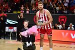 Голям на терена и извън него: Специална награда за Саша Везенков (ВИДЕО)
