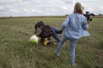 В ефир: Унгарска операторка спъва бежанци, които снима