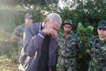 Емоционална среща: Възрастен мъж благодари на военни, спасили го от пожар