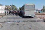 Нов протест: Работници от заводите, свързани с Миню Стайков, блокираха жп линията за София 