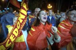 Противници на референдума празнуват пред парламента в Скопие (ГАЛЕРИЯ)