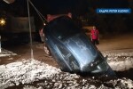 Автомобил пропадна в дупка на пловдивска улица