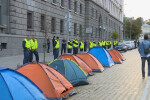 Протестиращи и полиция посрещат народните представители в новата сграда на парламента