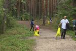 Доброволци от сутринта почистват Национален парк 