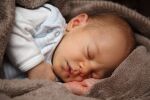 Родители продават бебето си с договор – за 1000 долара и няколко бири