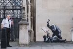 Съдия, който напада протестиращ: Нов стенопис на Банкси в Лондон (ВИДЕО)