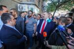 Словесен сблъсък между Делян Пеевски и Асен Василев пред входа на парламента (ВИДЕО)