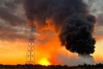 Голям пожар край Плевен, гъст дим се издига над града (СНИМКИ)