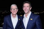 Тим Кук предаде управлението на Apple на Джон Тернъс