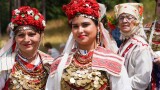 Гордост нашенска: красиви българки на фестивала в Копривщица (СНИМКИ)