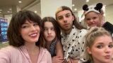 Мила Йовович се забавлява с дъщеря си на финалните снимки на