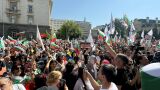 Протестиращи срещу еврото спряха бус на полицията, жена падна на земята (ВИДЕО)