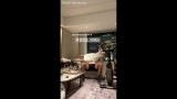 Дръж се здраво: Тенисист ползва гаджето за щанга