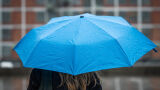 Счупен чадър в дъжда? Ето какво да направите и как да изберете по-добър
