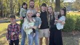 Семейство с 6 деца осиновява момиченце от България, за което казват, че никога няма да ходи