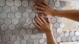 Трик с монета, който показва дали плочките са сложени правилно