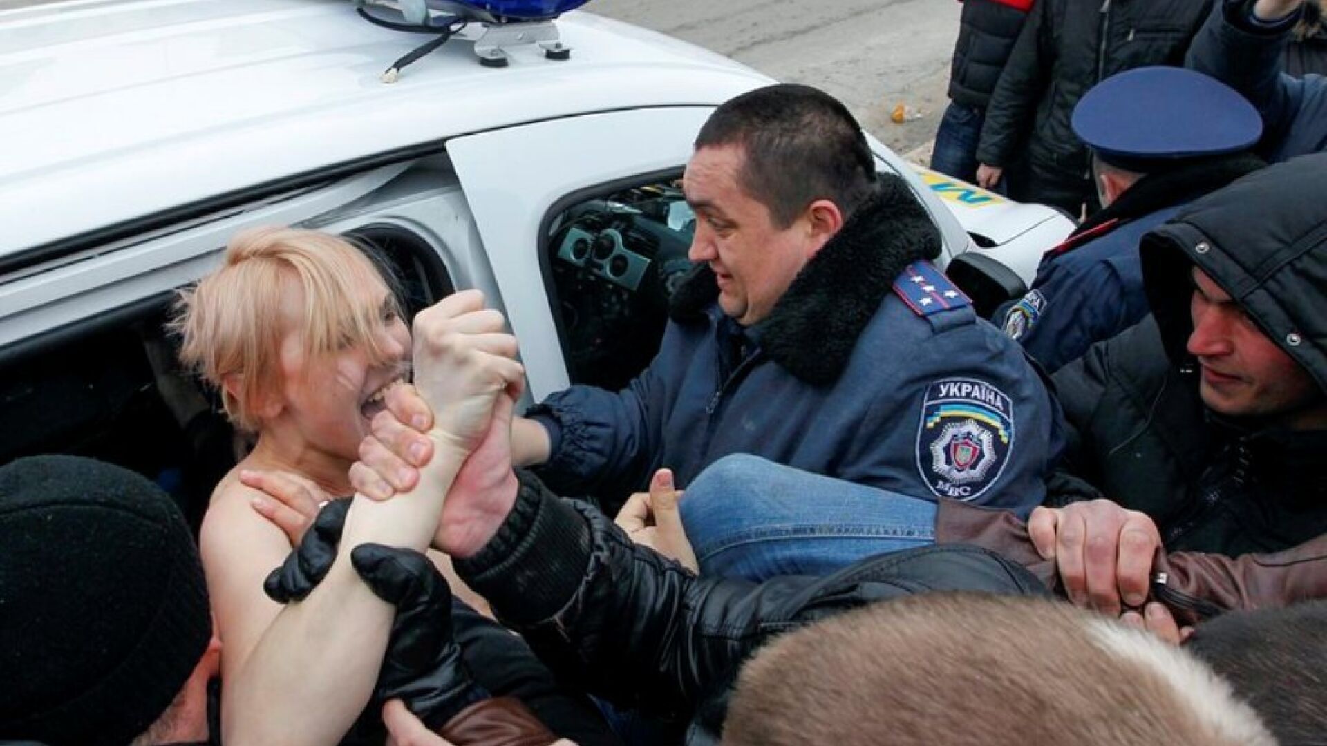 Феминистки се съблякоха пред джамиите в Киев и Брюксел