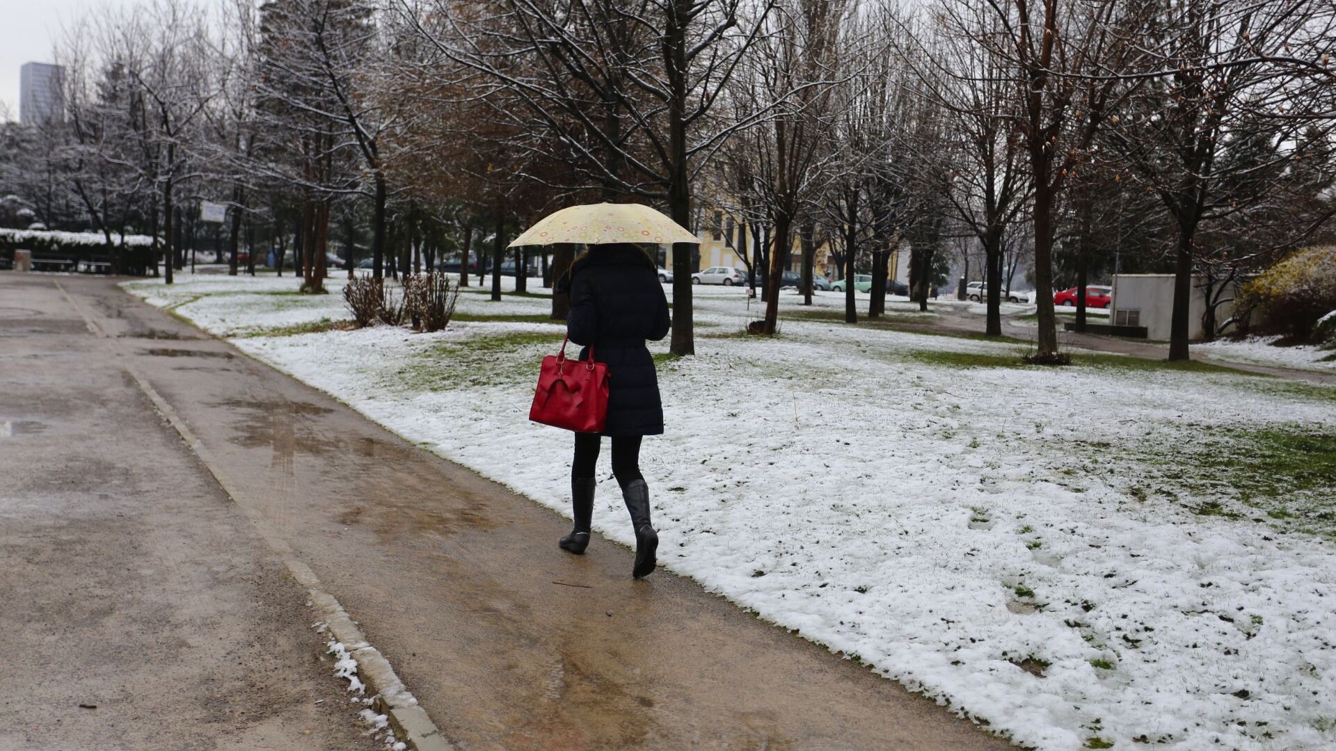 С априлски сняг и силен дъжд започна Страстната седмица