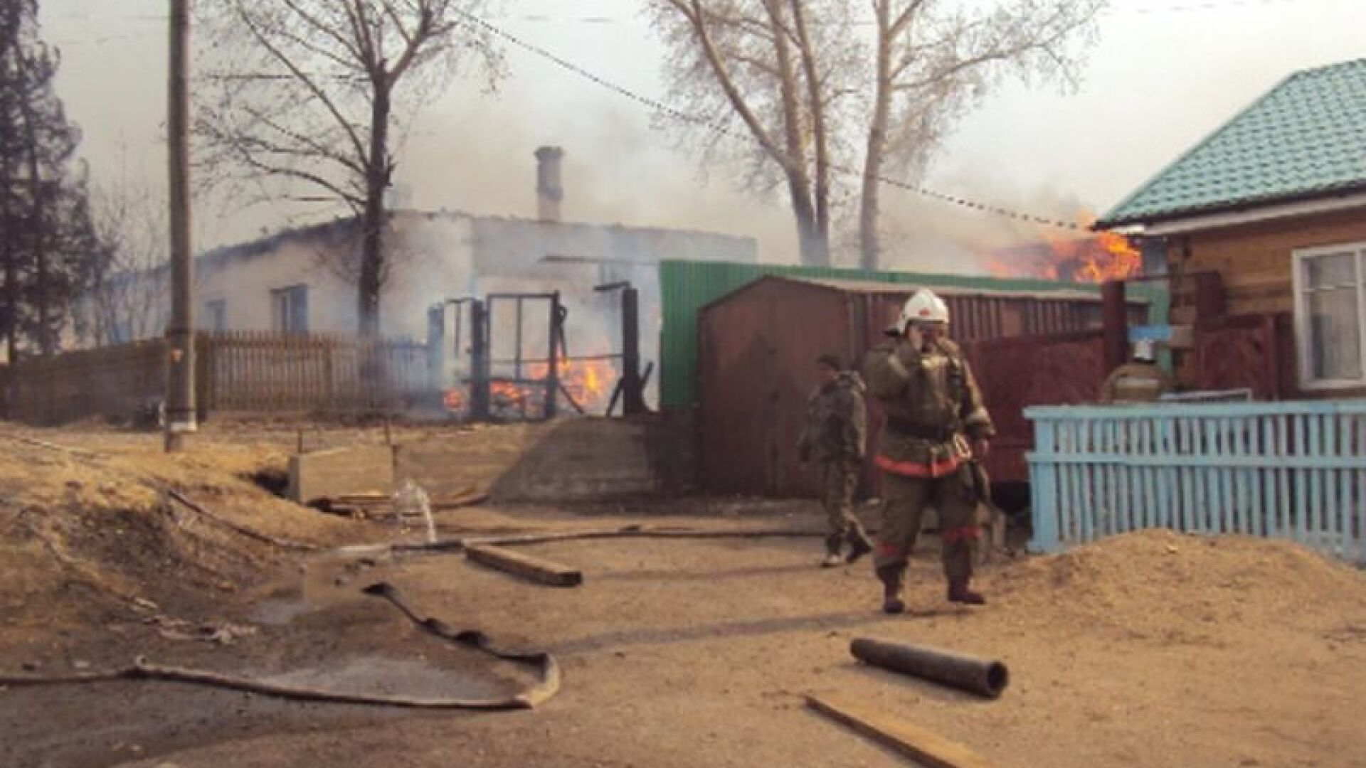 Хиляди домове изгоряха, 14 души загинаха в пожарите в Хакасия