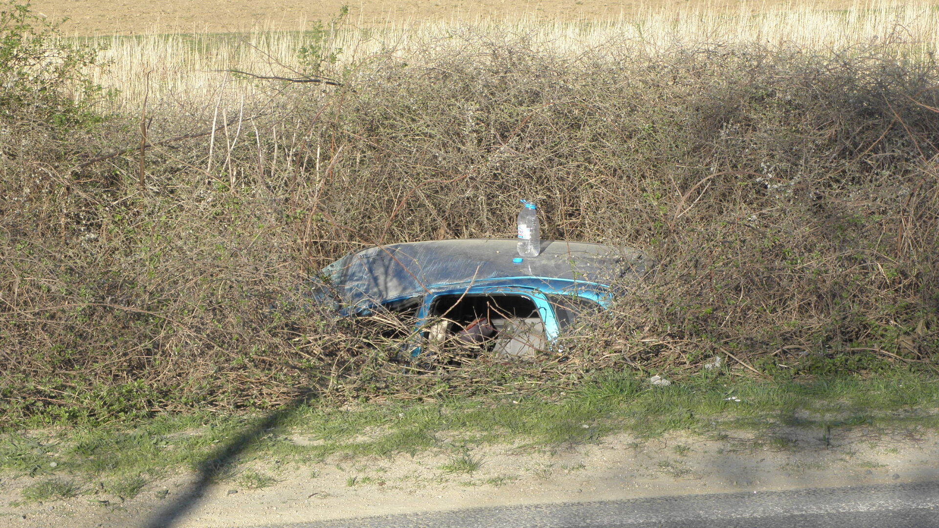 Задрямала зад волана жена излетя от Е-79 край Мурсалево (СНИМКИ)
