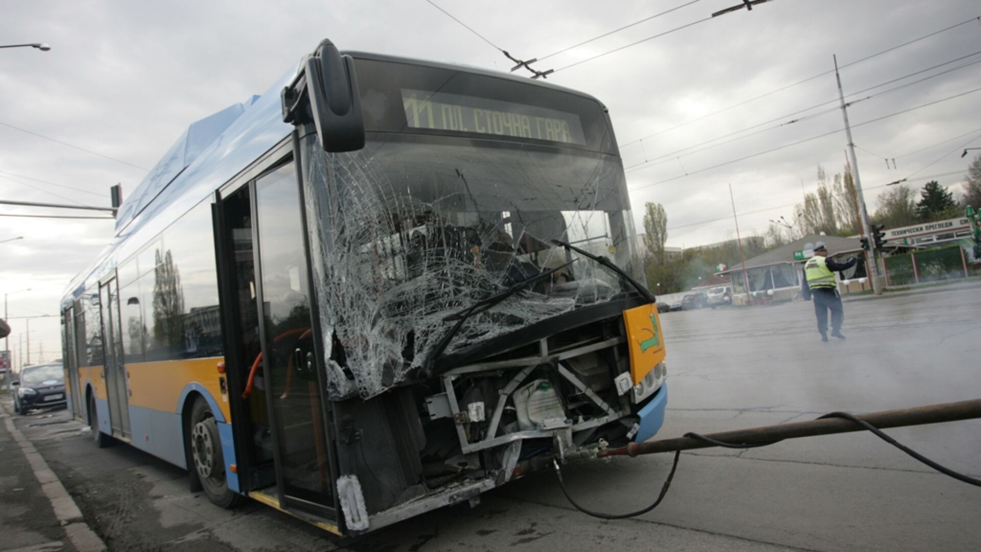 Тролей и кола се сблъскаха на 