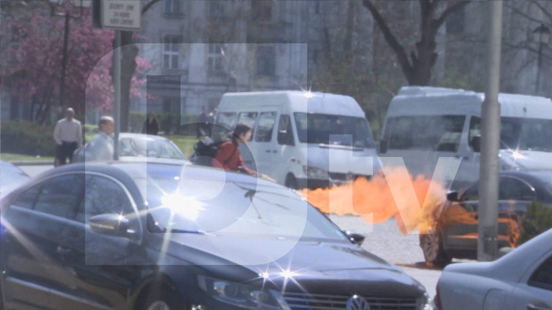 Младеж подпали служебна кола на Народното събрание (ГАЛЕРИЯ)