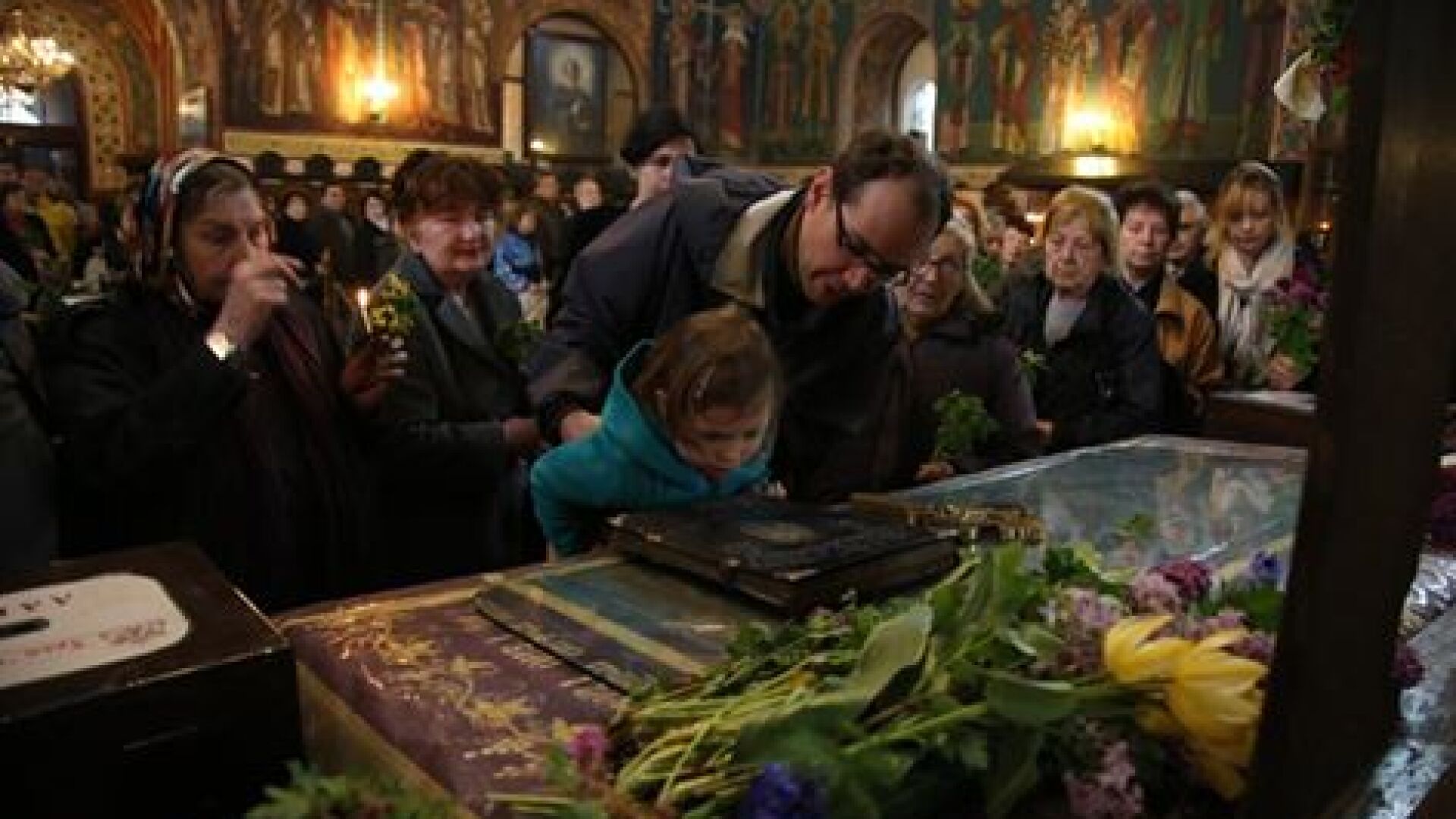 На Разпети петък християните минават под плащаницата 