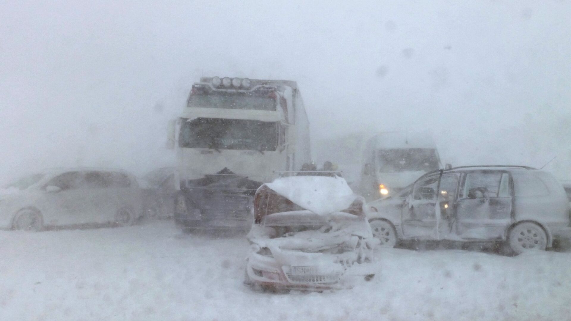 20 души пострадаха при голяма верижна катастрофа в Словакия