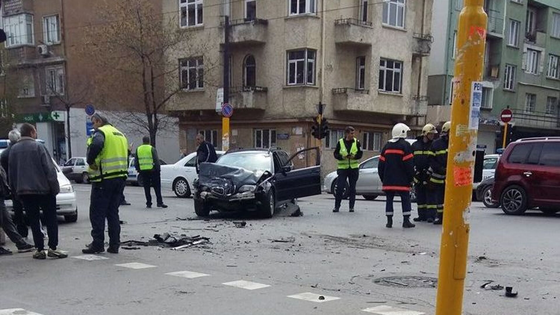 Шофьор предизвика катастрофа с трима ранени насред София и избяга (СНИМКИ)