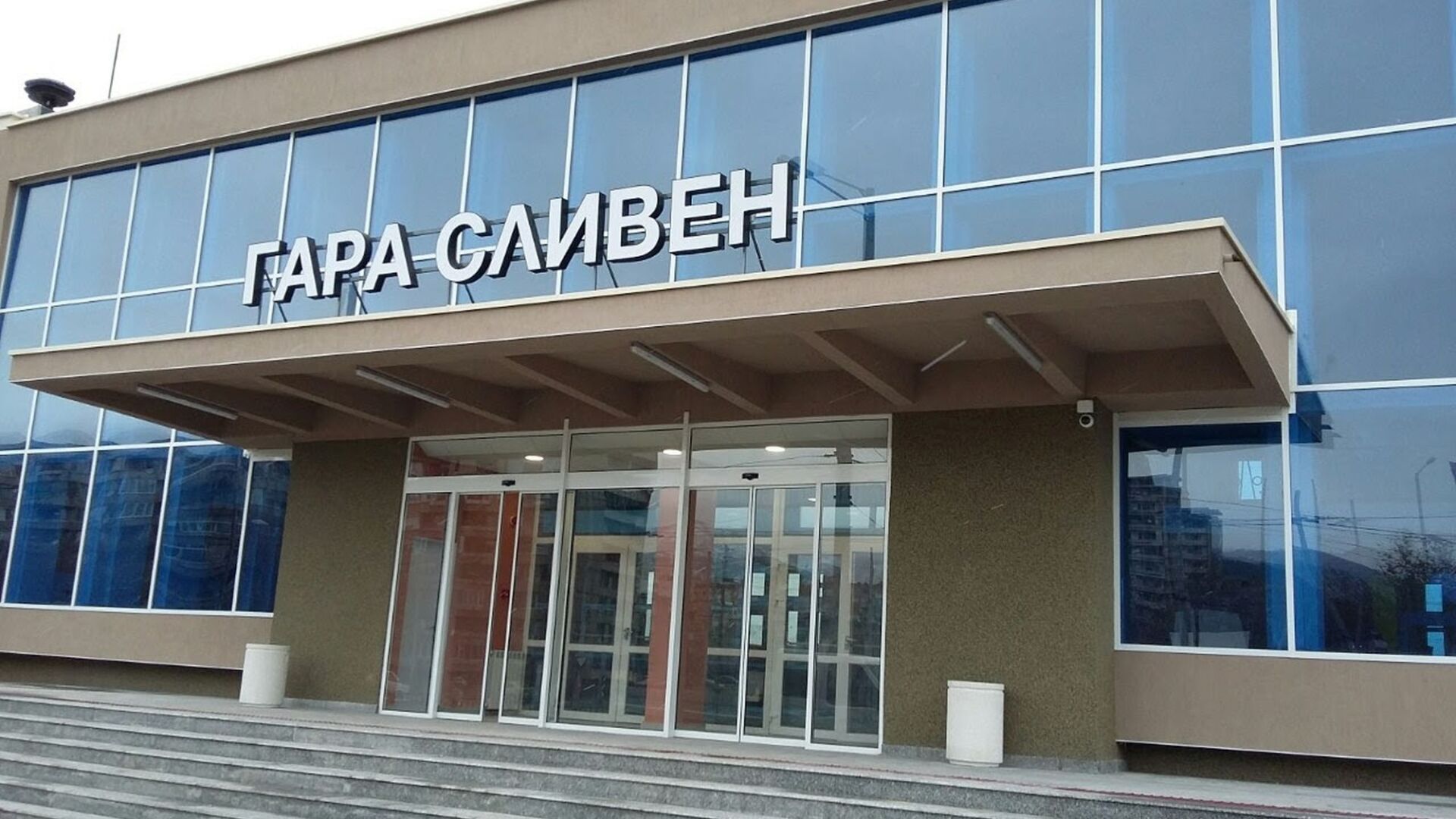 НКЖИ ремонтира десетки гари и жп спирки (СНИМКИ)