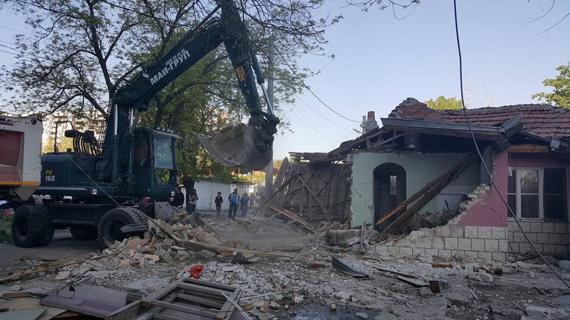 Бутат незаконни постройки в пловдивския кв. „Арман махала” (СНИМКИ И ВИДЕО)