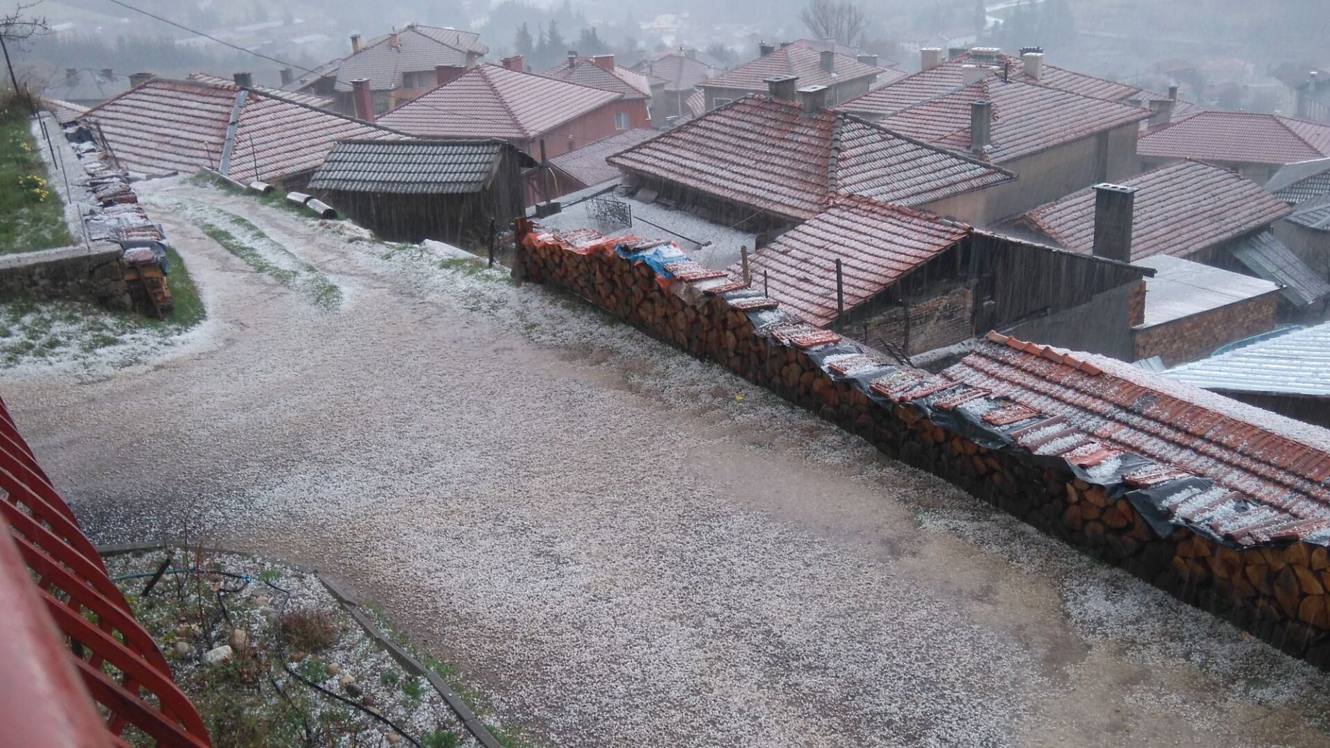 Градове и села побеляха след буря и градушка (СНИМКИ)