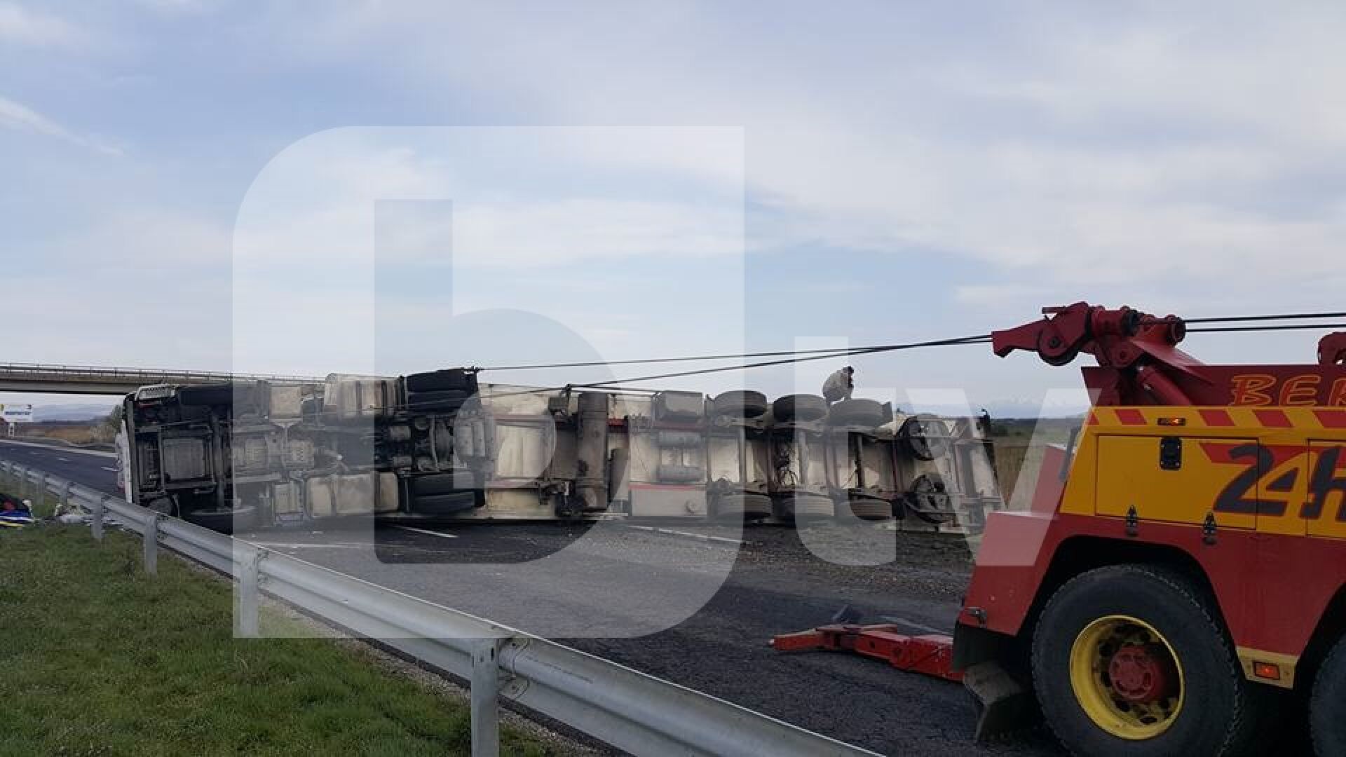 Обърнат тир временно ограничи движението по АМ „Тракия“