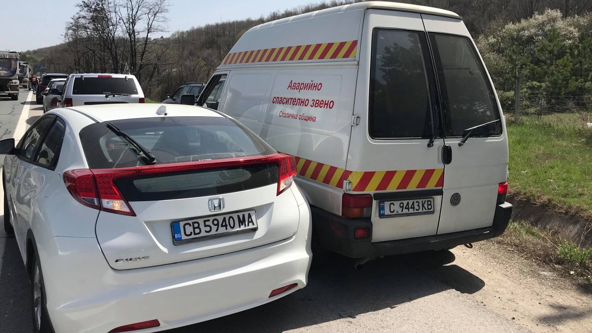 Коли в аварийната лента затрудниха минаването по 