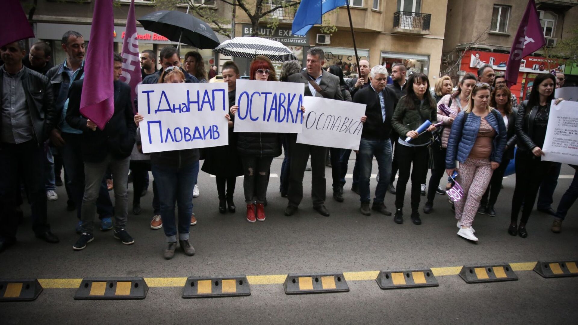 Данъчни протестират заради закриването на отдел с 300 служители