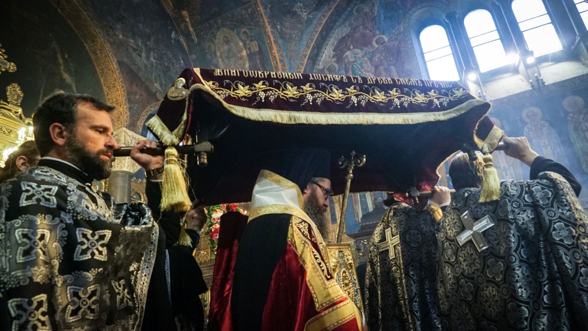 На Разпети петък вярващите преминават под Светата Плащаница (СНИМКИ И ВИДЕО)