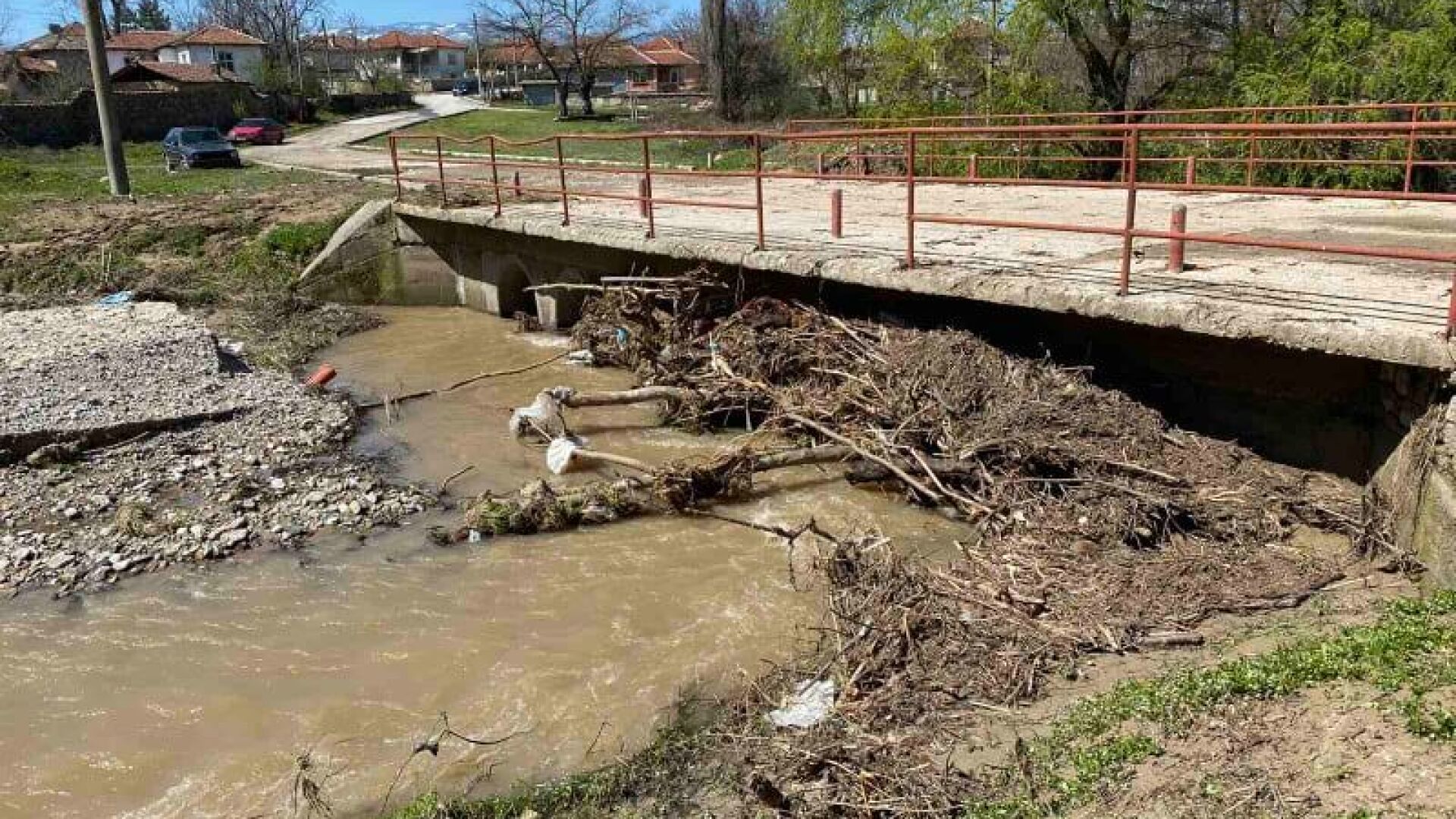 В Асеновградско разчистват пораженията от наводнения в няколко села